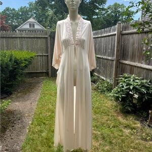 Elegant light rose Lace Trim Robe